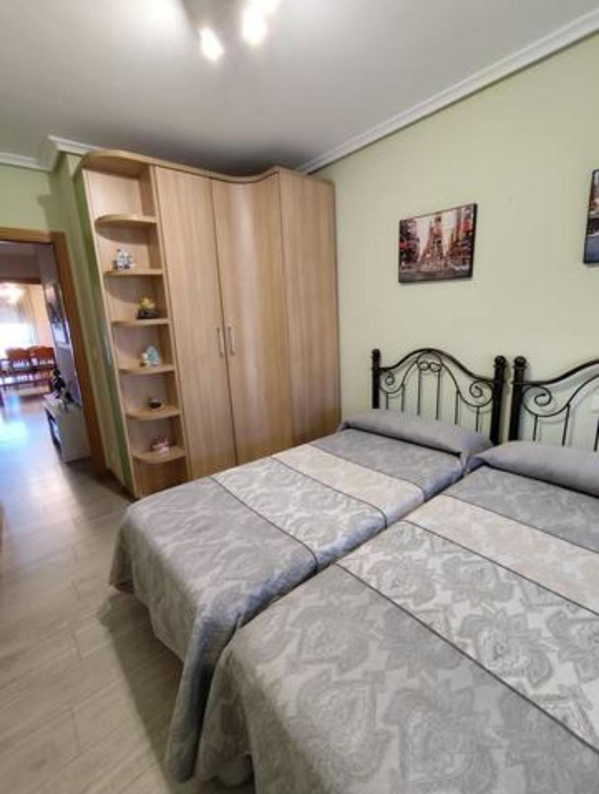 Apartamento De Tres Dormitorios Con Garaje Y Todos Los Servicios Cerca Burgo Exteriör bild
