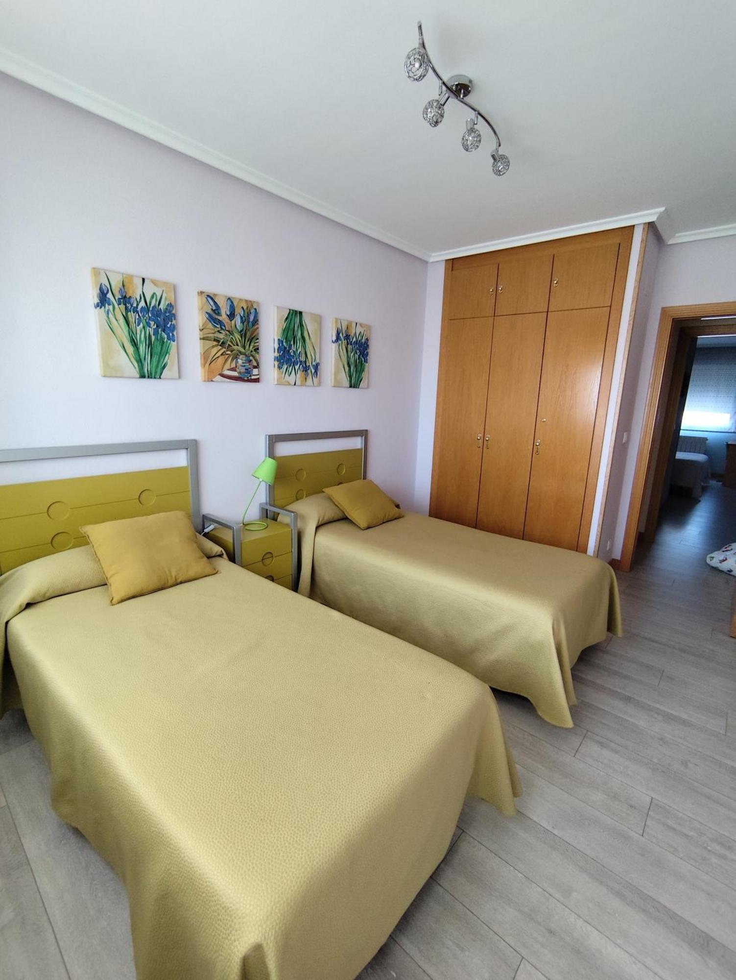 Apartamento De Tres Dormitorios Con Garaje Y Todos Los Servicios Cerca Burgo Exteriör bild