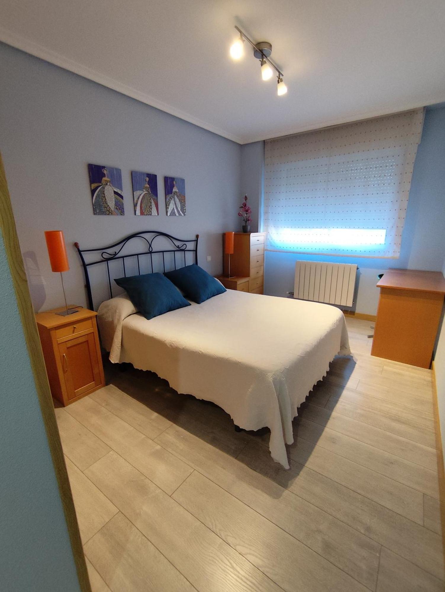 Apartamento De Tres Dormitorios Con Garaje Y Todos Los Servicios Cerca Burgo Exteriör bild